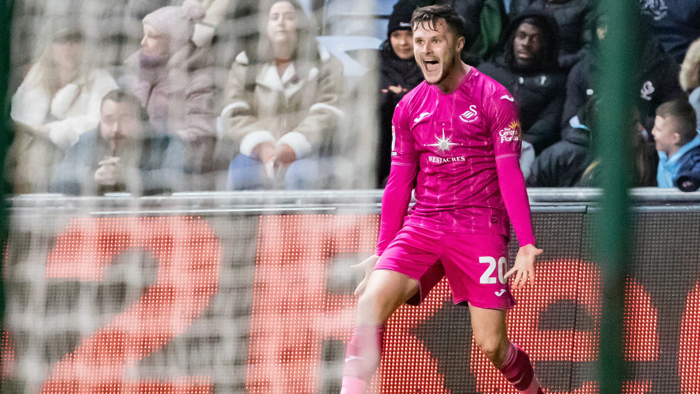 Liverpool pink sales goalie kit